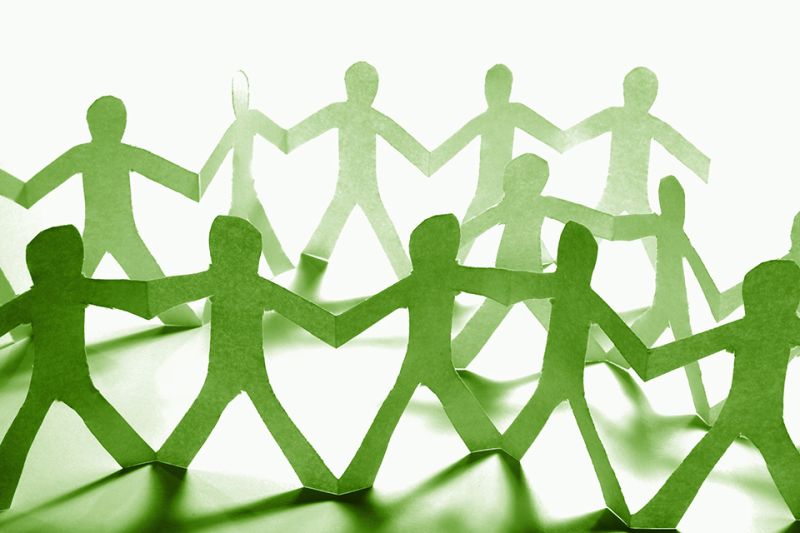 Foto: Personen im Kreis Scherenschnitt