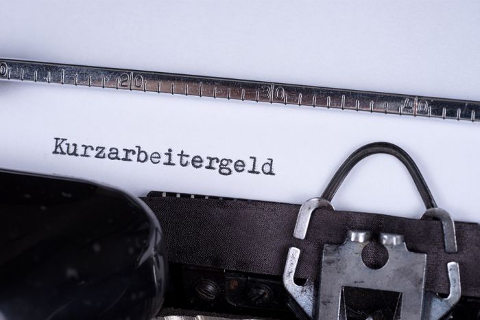 Foto: Schreibmaschine mit Aufschrift Kurzarbeitergeld